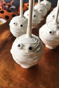 halloween mummy cake pops