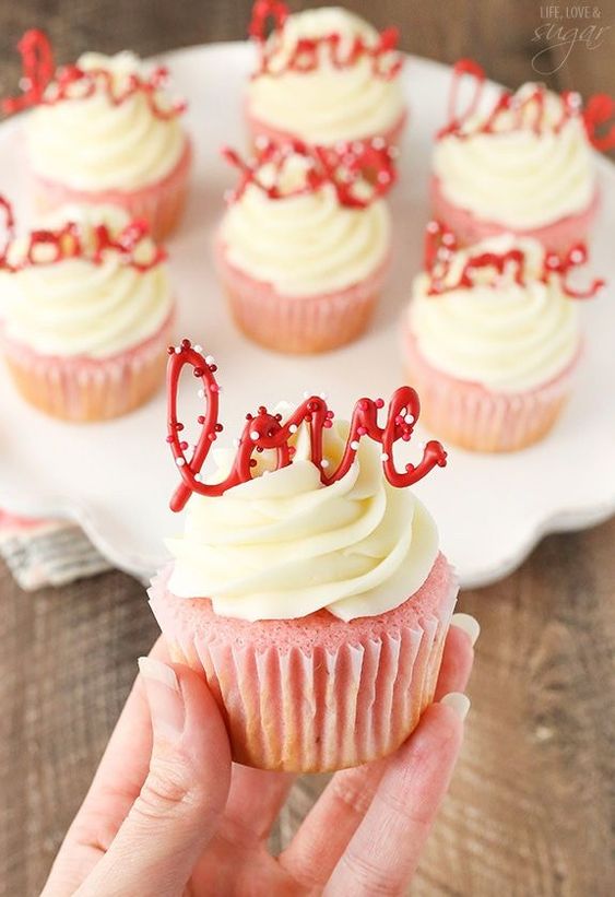 strawberry cupcakes with cream cheese